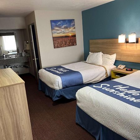 Days Inn By Wyndham Pratt Kültér fotó