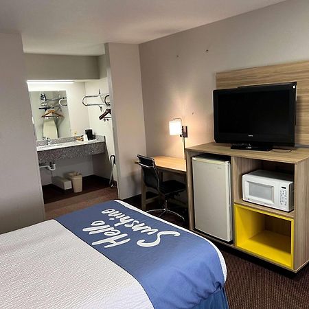 Days Inn By Wyndham Pratt Kültér fotó