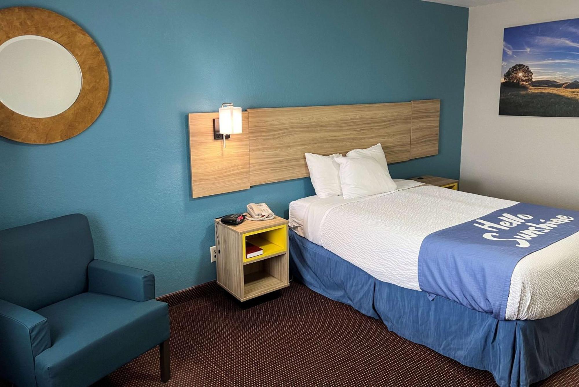 Days Inn By Wyndham Pratt Kültér fotó